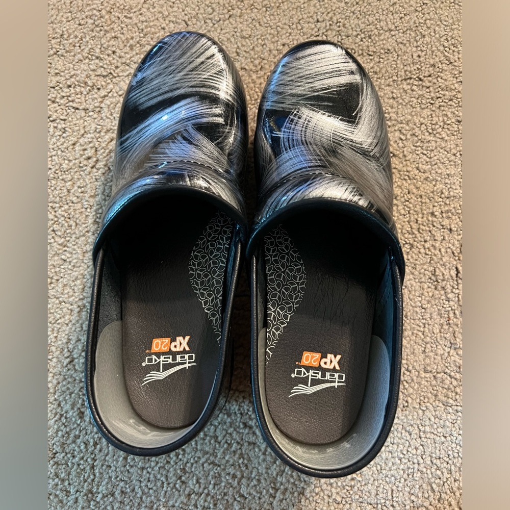 .

Dansko XP 2.0 Clog Women’s Pewter Brushed Patent
Professional Shoe size EU 40